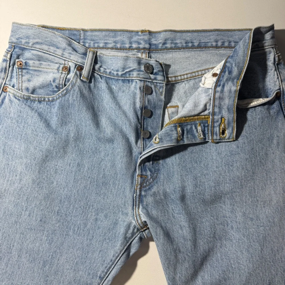 Vintage Levis 501‎ Original Fit Mens Light Wash Blue Straight Leg Denim Jeans 36